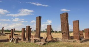 Ahlat Selçuklu mezarlığı ve Van gölü manzaraları